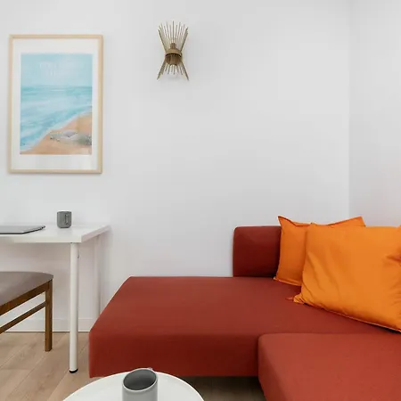 Lägenhet Cosy In Center With Desk For Remote Work By Renters *