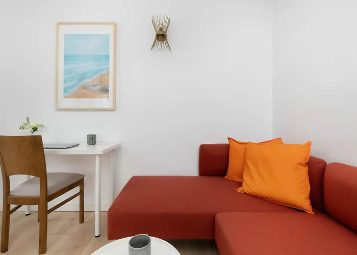 Lägenhet Cosy In Center With Desk For Remote Work By Renters *